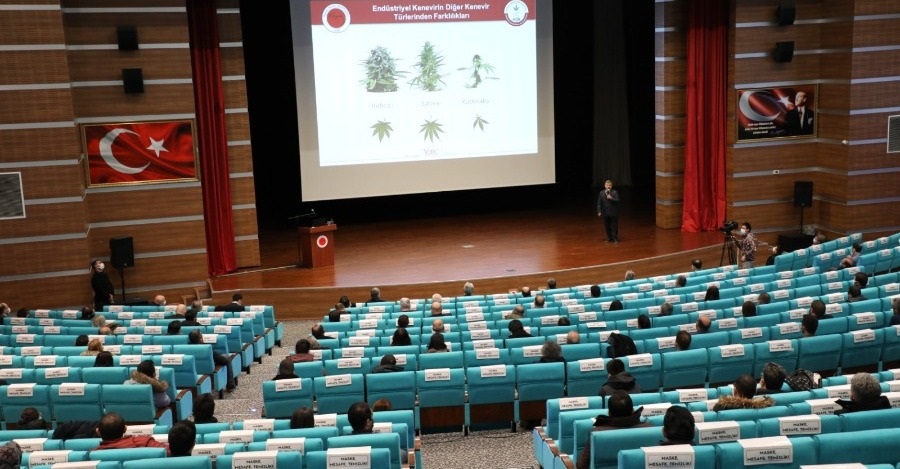 ÜNİVERSİTEMİZİN İHTİSASLAŞMA ALANI OLAN “ENDÜSTRİYEL KENEVİR”LE İLGİLİ 2020 YILI DEĞERLENDİRME TOPLANTISI YAPILDI