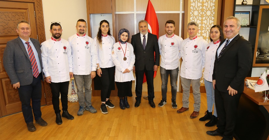 REKTÖRÜMÜZ, ÜNİVERSİTEMİZİ GASTROANTALYA’DA BAŞARIYLA TEMSİL EDEN AŞÇILIK PROGRAMI ÖĞRENCİLERİNİ KABUL ETTİ