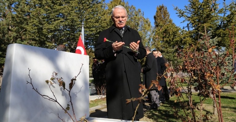 REKTÖRÜMÜZ ŞEHİTLERİ MEZARI BAŞINDA DUALARLA ANDI