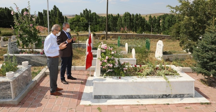 REKTÖRÜMÜZ, 15 TEMMUZ DEMOKRASİ ŞEHİTLERİNİN AİLELERİNİ VE ŞEHİTLERİN KABİRLERİNİ ZİYARET ETTİ