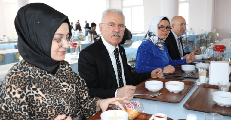 REKTÖRÜMÜZ ÖĞRENCİLERLE BİRLİKTE ÇANAKKALE MENÜSÜ YEDİ