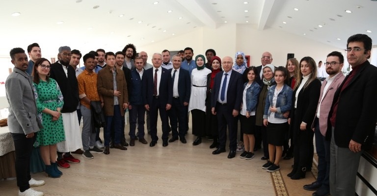 REKTÖRÜMÜZ ULUSLARARASI ÖĞRENCİLER İLE BİR ARAYA GELDİ