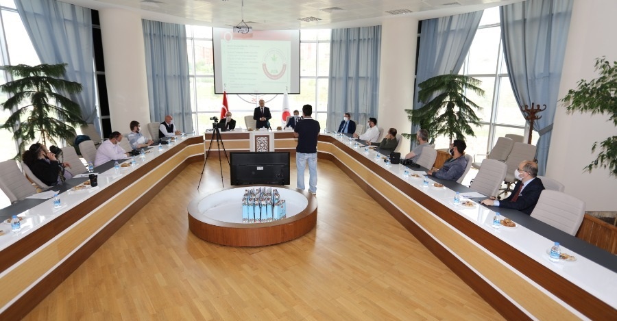 REKTÖRÜMÜZ PROF. DR. KARADAĞ, BİR YILIN DEĞERLENDİRİLDİĞİ VE GELECEĞE DAİR HEDEFLERİN PAYLAŞILDIĞI BASIN TOPLANTISI DÜZENLEDİ