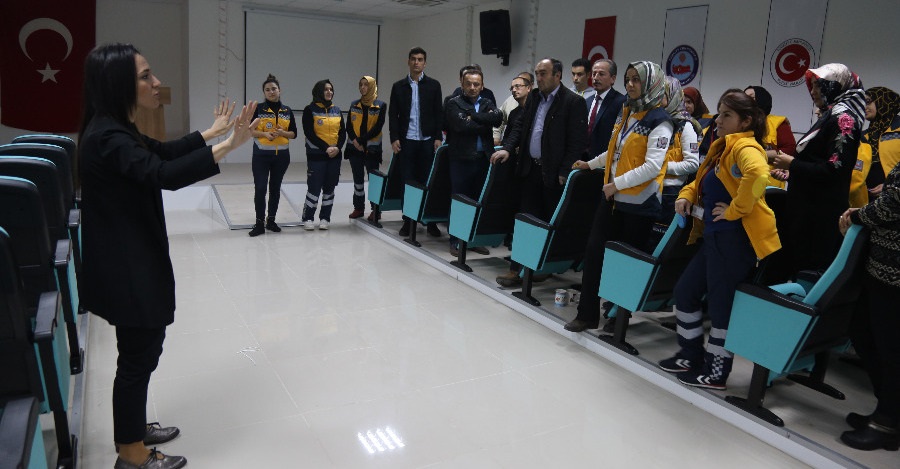 112 ACİL ÇAĞRI MERKEZİ PERSONELLERİNE 'NEFES EGZERSİZİ VE ETKİLİ KONUŞMA' EĞİTİMİ
