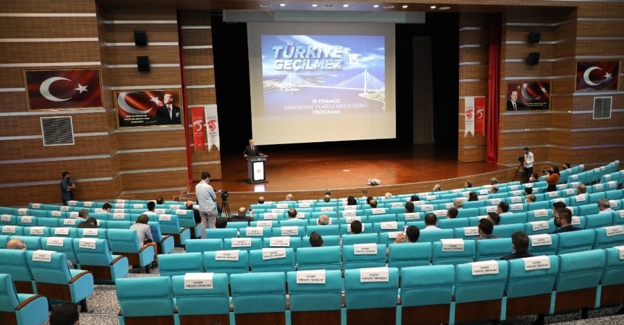 ÜNİVERSİTEMİZDE 15 TEMMUZ KONFERANSI, BELGESEL GÖSTERİMİ VE FOTOĞRAF SERGİSİ