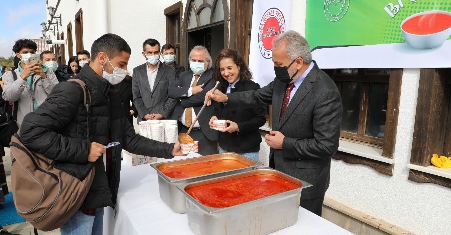 REKTÖRÜMÜZ, ÖĞRENCİLERE SICAK ÇORBA DAĞITTI