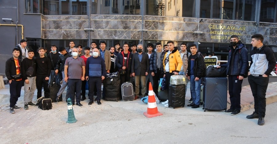 REKTÖRÜMÜZ PROF. DR. AHMET KARADAĞ, AİLEMİZE KATILAN AZERBAYCANLI ÖĞRENCİLERİ KARŞILADI