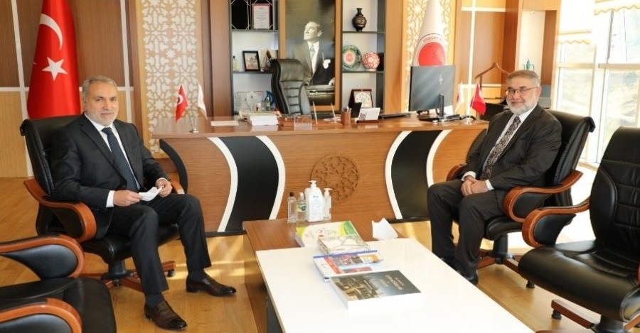 FORMER STATE MINISTER TEOMAN RIZA GÜNERİ VISITS OUR RECTOR IN HIS OFFICE