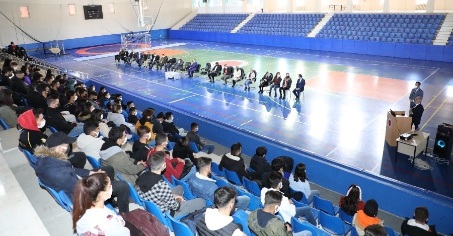 REKTÖRÜMÜZ SPOR BİLİMLERİ FAKÜLTESİ'NDE DÜZENLENEN ORYANTASYON PROGRAMINA KATILDI